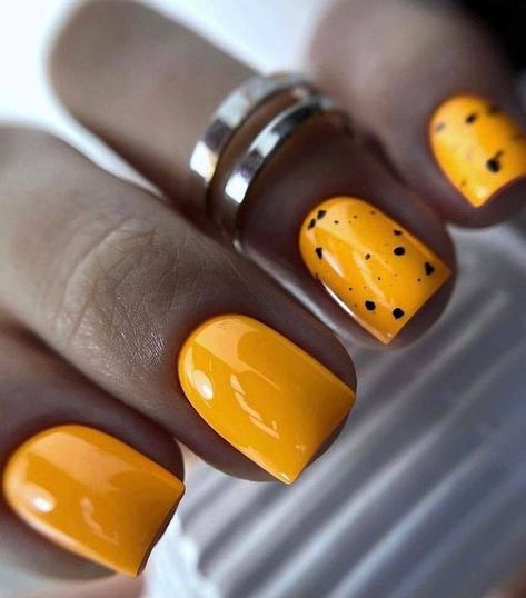 2024’s Trendy Summer Nails: Almond, Square & Bright Ideas for All Skin Tones Nail Ideas Silver, Silver Prom Nails Acrylic, Nails On Dark Skin, Summer Nails 2024, Summer Gel Nails, Work Nails, Cute Summer Nails, Nails 2024, Yellow Nails