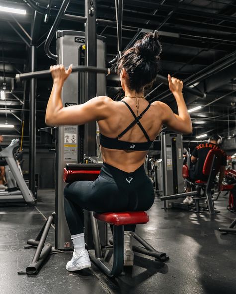 Can’t help but share more because 🤩🤩🤩 💪🏼 @_shannagrams_ @you_betts 📍 @trainstation_fit #wyllowsphotos #lifting #gym #fitness #fitnessphotography #gymphotography #denverphotographer #denvercolorado #denver #colorado #bodybuilding #portraitphotographer #lifestylephotography Professional Gym Photos, Gym Workout Photoshoot, Gym Headshots, Gym Back Pose, Female Gym Photoshoot, Gym Photoshoot Women, Gym Posts, Fitness Pics, Workout Photoshoot