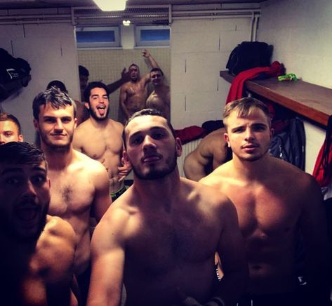 Twitter Queer Friend Group, Rugby Muscle, Rugby Body, Male Bonding, Body Painting Men, Weird Photography, Men Bodies, Team Bonding, Johnny Cage