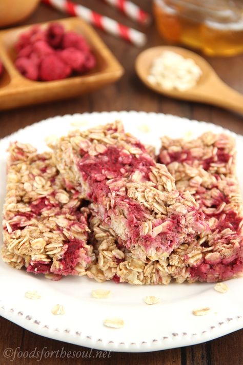 An easy recipe for healthy Chewy Raspberry Apple Granola Bars! Only 100 calories & clean-eating friendly! Healthy On The Go Snacks, Apple Granola Bars, Fruit Bars Recipe, Apple Granola, Homemade Granola Bar Recipe, Toddler Foods, Chewy Granola Bars, Granola Recipe Bars, Rice Cooker Recipes