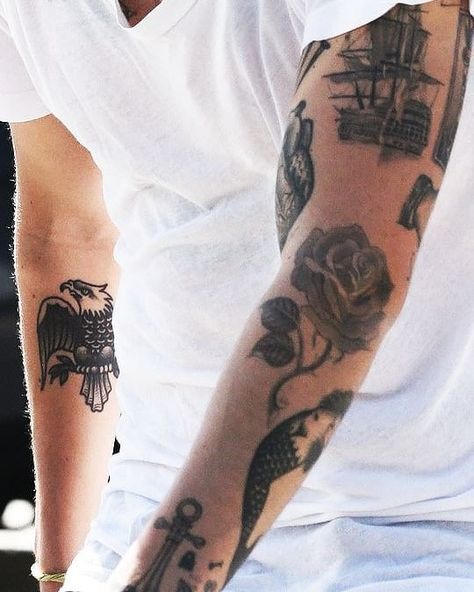 Harry Tattoos, Harry Styles Gif, Harry Styles Tattoos, Harry Styles Hot, Geniale Tattoos, Harry Styles Imagines, Harry Styles Cute, Old School Tattoo, Harry Edward Styles