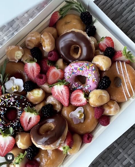 Doughnut Charcuterie Board, Donut Board Birthday, Donut Charcuterie Board, Donut Platter, Doughnut Board, Sweet Boards, Donut Tray, Grazing Platter, Pink Doughnuts