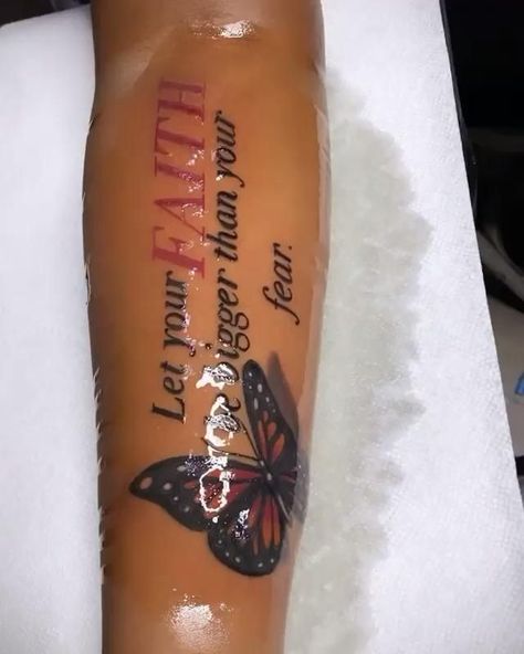 Girl Thigh Tattoos, Hand Tattoos For Girls, Cute Hand Tattoos, Pretty Hand Tattoos, Butterfly Tattoos For Women, 4 Tattoo, Inspiration Tattoo, Inspiration Tattoos, Tattoos For Black Skin