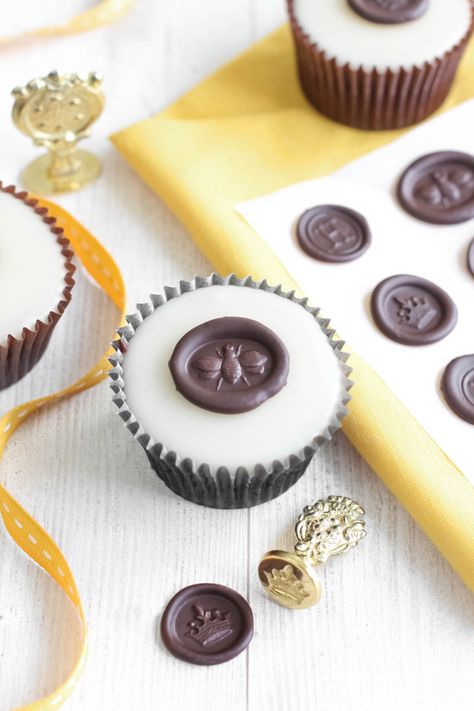 Chocolate "Wax" Seals on Poured Fondant Honey Cupcakes | Sprinkle Bakes Honeybee Wedding, Poured Fondant, Honey Cupcakes, Tårta Design, Cupcake Papers, Bee Wedding, Simple Wedding Cake, Cupcake Cake, Wax Stamp