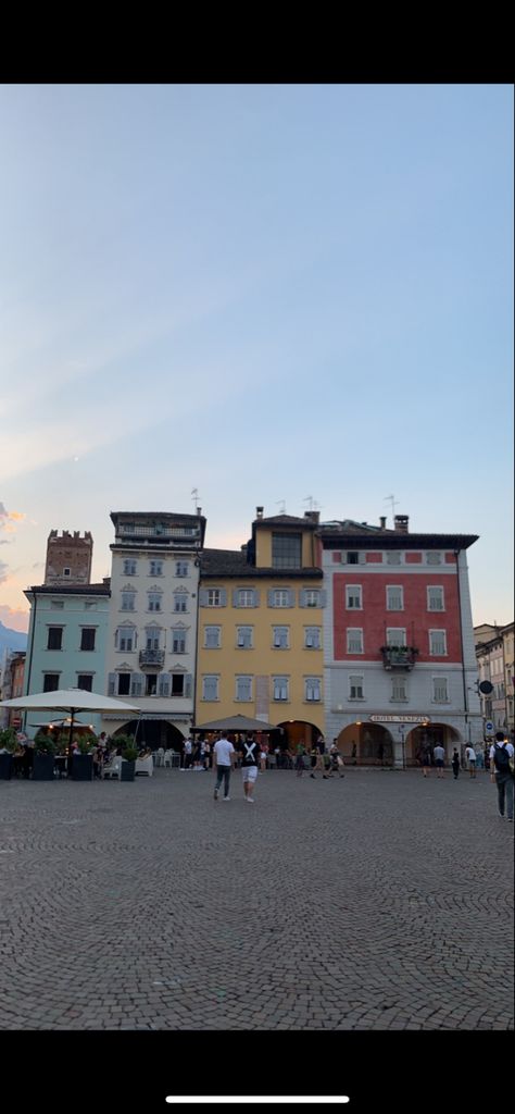 4 colourfull houses in Italy Italian Town Square, Italy Town, Italian Town, Italian House, Italy Aesthetic, Town Square, Sims 4, Venice, Minecraft