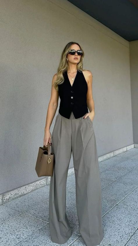 Oversized Gilet Outfit, Tshirt Style Ideas, Grey Gilet Outfit, Gilet Noir Outfit, Grey Pants Outfit Summer, Halara Pants Outfit, Outfit With Grey Pants, Casual Looks For Women, Taupe Trousers