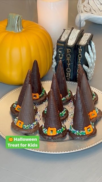 Halloween Treats Witches Hats, Chocolate Witches Hats, Witches Hat Treats, Diy Fall Tree Decor, Witch Hat Treats, Witches Hat Cookies, Halloween Witch Hat Cookies, Pumpkin Lollipop, Witch Hat Cookies