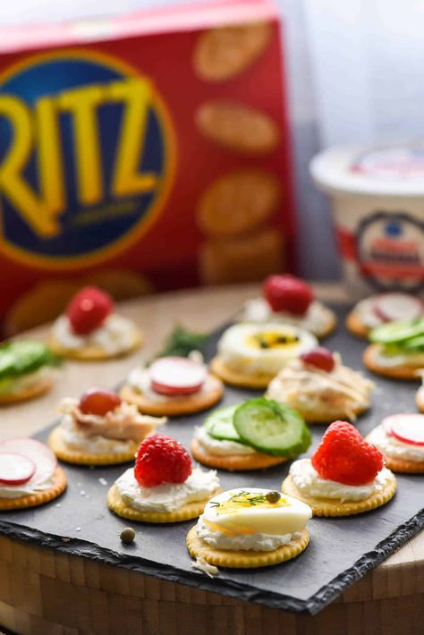 Whether you're in a sweet or savory mood, you're bound to love one of these 5 Ritz Cracker Appetizers you can make in 5 minutes! Cracker Toppings Ideas, Ritz Cracker Appetizers, Cheddar Crackers Recipe, Ritz Appetizers, Cracker Appetizers, Ritz Cracker Topping, Cheese Cracker Recipe, Cream Cheese Spread Recipes, Crackers Appetizers