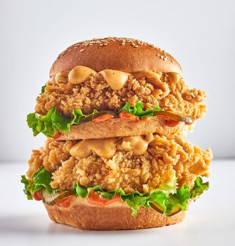 Vegas Fried Chicken & Burger on Behance Homemade Crispy Chicken, Chicken Zinger, Kfc Inspired Recipes, Broasted Chicken, Kfc Restaurant, What A Burger, Crispy Chicken Burgers, Fried Chicken Burger, Juicy Burger