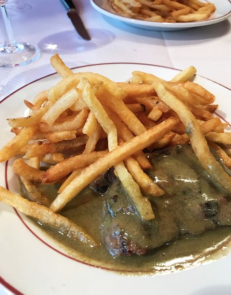 Relais de l'Entrecote steak Steak And Chips, Steak Frites, Feel Good Food, Wine And Dine, Food Reviews, Aesthetic Food, Best Foods, Love Food, Food Photography