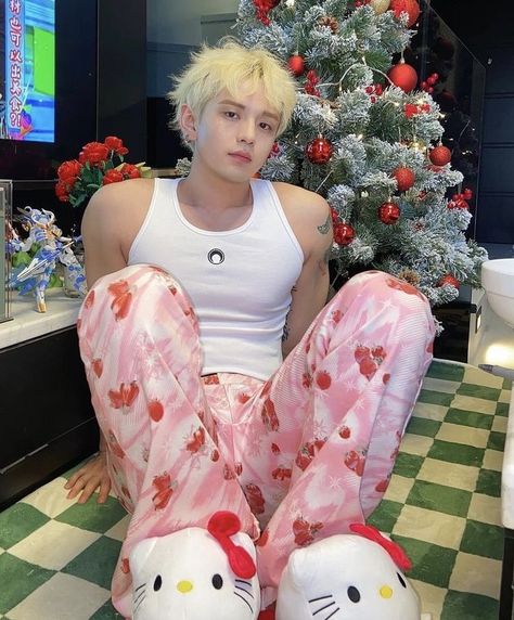 Christmas Men Outfit, Cute Male Outfits, Male Art Poses, Christmas Reference, Pose Reference Male, Good Haircut, Pose Ref, Male Pose Reference, Street Outfits