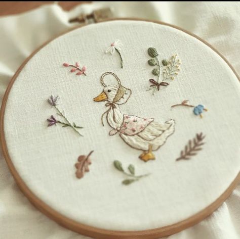 Embroidery Workshop, Handmade Flowers Fabric, Diy Embroidery Patterns, Hand Embroidery Projects, Thread Painting, Creative Embroidery, 자수 디자인, Sewing Embroidery Designs, Handmade Embroidery