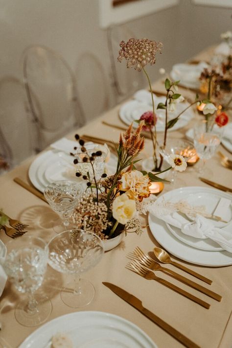 Minimal Farm Table Wedding Decor, Minimalist Earth Tone Wedding, Modern Minimalist Wedding Flowers, Earth Tone Wedding Decorations, Minimal Fall Wedding Flowers, Natural Minimalist Wedding, Round Table Reception Centerpieces, Minimalist Wedding Shower Decor, Boho Wedding Minimalist