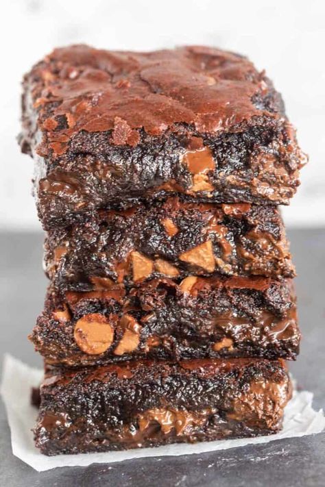 These avocado brownies are so gooey and fudgy, you won't believe they are keto! Made in just one bowl and ready in minutes! Coconut Flour Brownies, Brownie Recipes Healthy, Avocado Brownies, Healthy Cheesecake, Chocolate Zucchini Bread, Avocado Chocolate, Chocolate And Peanut Butter, Sugar Free Chocolate Chips, Keto Brownies