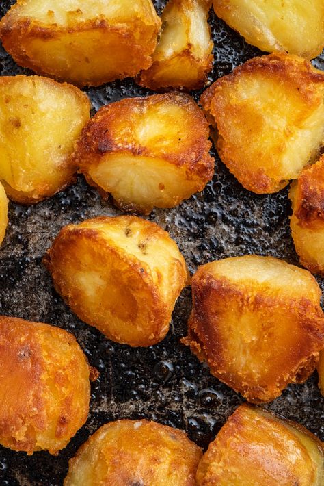 Do you long for perfectly golden, crunchy roasties with an irresistible fluffy middle? Look no further than our easy-to-follow guide. British Roasted Potatoes, English Roasted Potatoes, Goose Fat Roast Potatoes, Prawn And Avocado Salad, Making Roast Potatoes, Best Roast Potatoes, Perfect Roast Potatoes, Crispy Roast Potatoes, Potato Varieties