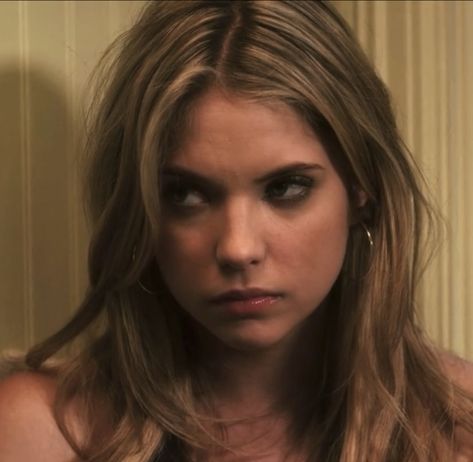 Hanna Pll, Pretty Little Liars Hanna, Elena Gilbert Style, Pll Cast, Pll Fashion, Hanna Marin, Ashley Benson, Pretty Little Liars, Gossip Girl