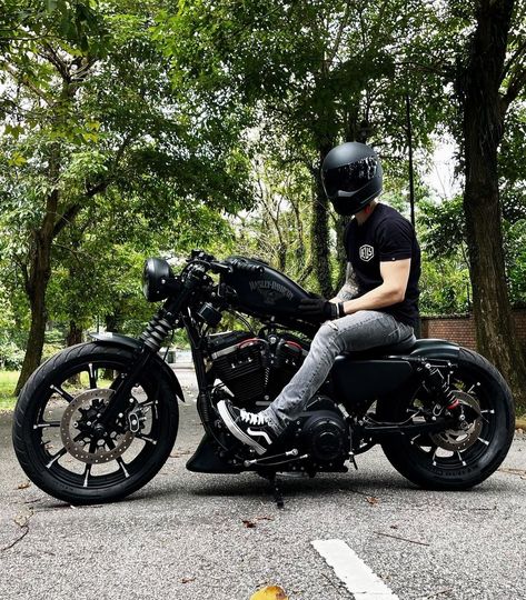 Motorcycle Cruiser Outfit, Harley Davidson Style Men, Harley Cafe Racer, All Black Motorcycle, Harley Davidson Aesthetic, Iron 883 Bobber, Hd 883 Iron, Harley Davidson Bobber, Motos Bobber