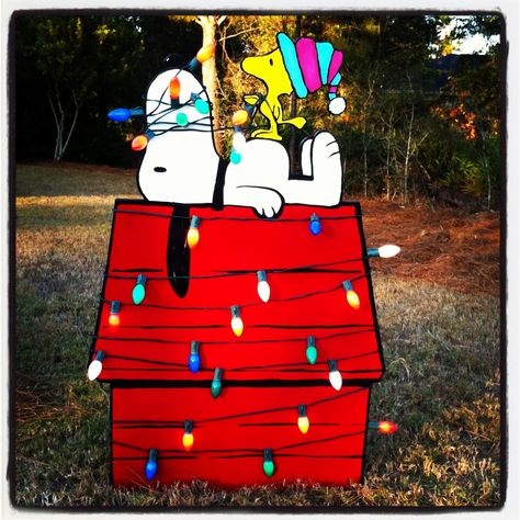 A blog about acrylic painting on wood, upcycled art, woodworking, and my portfolio of creations Snoopy Christmas Decorations, Wood Yard Art, Christmas Cutouts, Grinch Christmas Decorations, Christmas Yard Art, Christmas Yard Decorations, Peanuts Christmas, 12 December, Charlie Brown Christmas