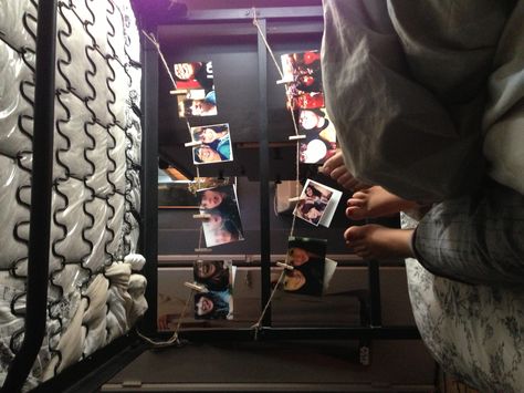 Hang pictures on twine at the end of your bunk bed! Perfect for second semester when I have the bottom bunk Dorm Room Ideas Bottom Bunk, Bottom Bunk Bed Decor, Under Bed Fort Dorm Room, Bunk Bed Tapestry, Bunk Bed Wall Decor, Lower Bunk Bed Decor Ideas, Bottom Bunk Decor, Bunk Bed Decor Ideas, Bunk Bed Hacks Diy