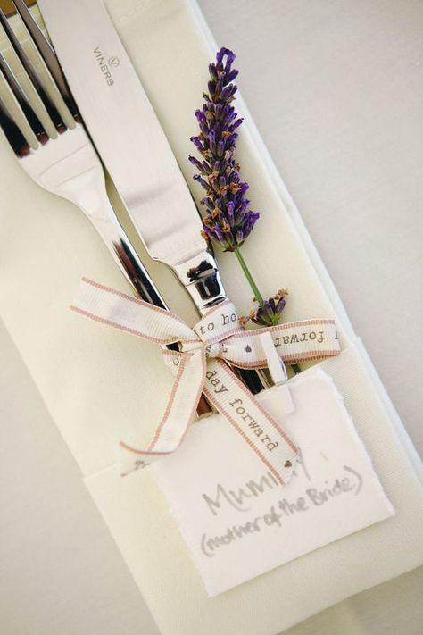 Diy Place Settings, Country Wedding Pictures, English Country Wedding, Wedding Pictures Ideas, English Country Weddings, Vintage Wedding Favors, Wedding Favor Table, British Wedding, English Wedding