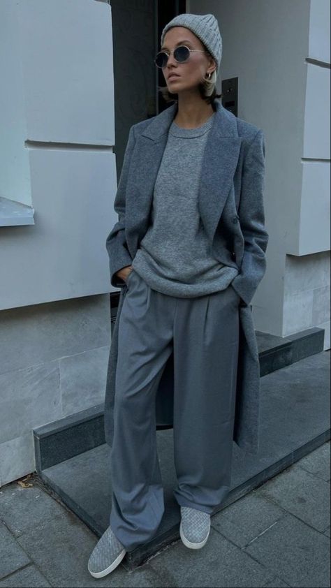 Paris Outfit Ideas, Gray Coat, Paris Outfits, Mode Casual, Grey Outfit, Grey Pants, 가을 패션, Autumn Outfit, Looks Style