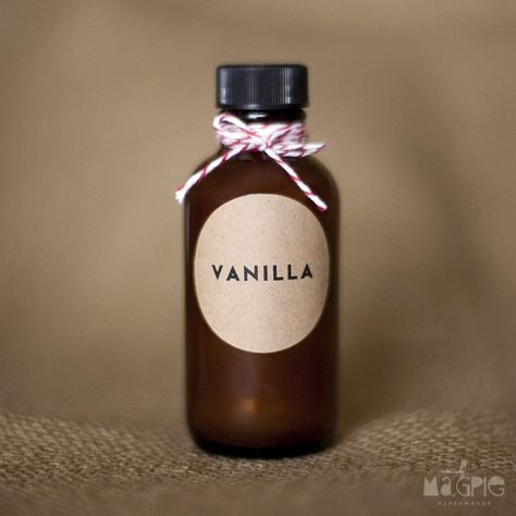 I've made these as Christmas presents- they were a hit! Ruffled® | DIY vanilla extract Diy Vanilla, Homemade Vanilla Extract, Favors Diy, Homemade Vanilla, Diy Wedding Favors, Household Hacks, Wedding Favours, Homemade Gifts, Vanilla Extract