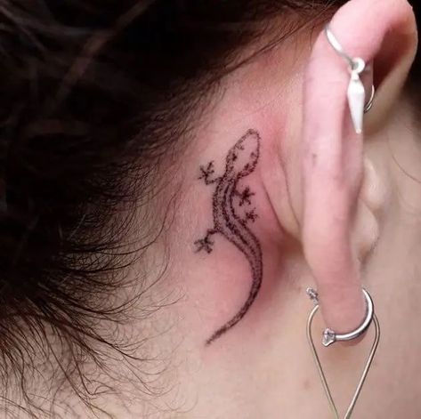 Small Brown Tattoo, Lizard Tattoo Cute, Gecko Tatoos, Gecko Tattoo For Women, Small Gecko Tattoo, Vibey Tattoos, Small Lizard Tattoo, Small Animal Tattoo Ideas, Gecko Tattoo Design