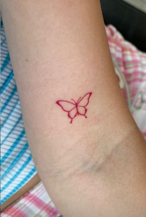 Coquette Tattoo Ideas, Heart Butterfly Tattoo, Minimalist Butterfly Tattoo, Y2k Tattoo, Minimal Nature, Tattoo Minimal, Petite Tattoos, Cute Tiny Tattoos, Red Tattoos