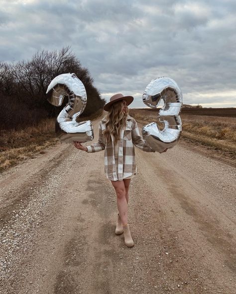 Cowgirl Birthday Pictures Photo Ideas, 29th Birthday Picture Ideas, 24th Birthday Photoshoot Outdoor, 16 Bday Outfit Ideas, Birthday Photoshoot Ideas Country, 21st Birthday Photoshoot Outside, Country Birthday Pictures, Country Birthday Photoshoot, Birthday Photos Outside