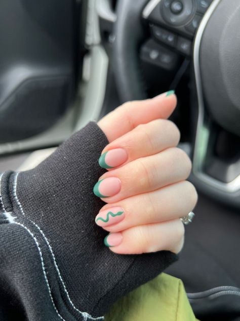 Short Nails Harry Potter, Harry Potter Nail Inspiration, Simple Short Round Nail Designs, Harry Potter Nail Ideas Simple, Slytherin Nails Short, Nails Acrylic Harry Potter, Harry Potter Nails Aesthetic, Simple Slytherin Nails, Snake Nails Designs Short