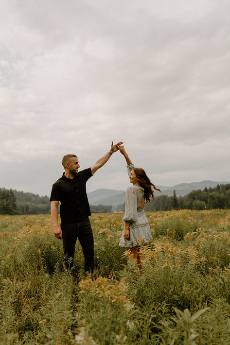 Couple Photography Poses At Mountains, Pre Wedding Photoshoot Mountains, Pre Wedding Mountain, Mountain Prenup, Twilight Engagement Photos, Couples Photoshoot Outside, Engagement Photos Woods, Photography Engagement Poses, Woods Engagement Photos