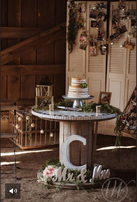 Rustic Wedding Cake Table Ideas, Wedding Table Decorations Country, Barrel Tables Wedding, Spool Decorations Wedding, Cable Reel Wedding Ideas, Wedding Spool Tables, Diy Wedding Cake Table Decor, Rustic Cake Table Ideas, Country Head Table Wedding