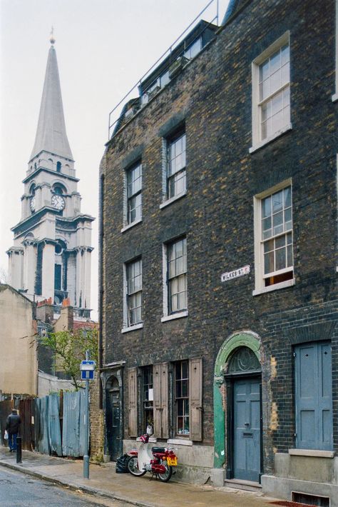 #london #eastend #1986 #oldphotos #historicalphotos #cityhistory #londonhistory #vintagecityphotos #oldcityphotos #historicphotos London 1970s, Photos Of London, London Docklands, Caribbean Homes, East End London, Isle Of Dogs, Ghost Signs, Dog Area, London History