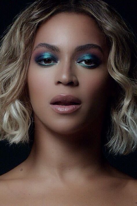 She created a new standard that future Coachella performers will forever be held to. And she knocked her makeup look out of the park. Beyonce Hair Color, Music Video Makeup, Beyonce Photoshoot, Beyonce Makeup, Halo Eyeshadow, Halo Eye Makeup, Beyonce Hair, Glittery Eyes, Celebrity Makeup Looks