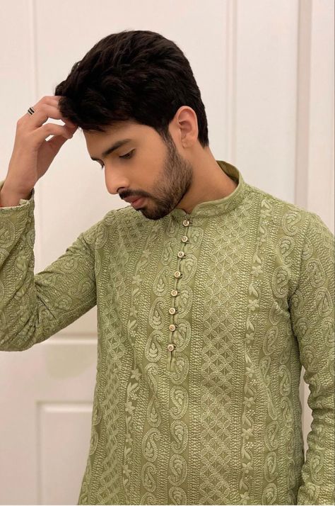 Chikankari Kurta For Men, Kurta For Men Wedding, Men Wedding Wear, Cotton Chikankari Kurta, Outfit Traditional, Chikankari Kurta, Kurta For Men, Traditional Suit, Men Kurta