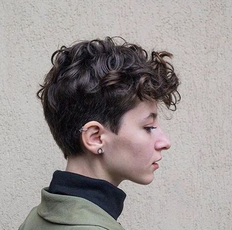 Tomboy Haircut, Woman With Curly Hair, Androgynous Haircut, Androgynous Hair, Curly Pixie Cuts, Wavy Haircuts, Short Curly Haircuts, Messy Short Hair, Shot Hair Styles