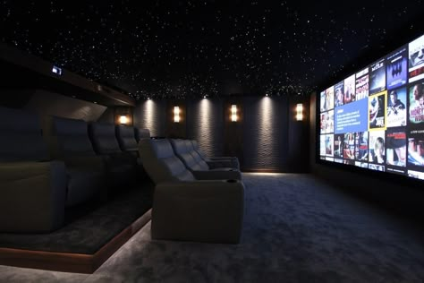 Movie Room Bloxburg Ideas, Movie Room Luxury, Movie Theater Rooms Bloxburg, Bloxburg Home Theater, Bloxburg Theater Room, Bloxburg Cinema Room, Bloxburg Movie Theater Ideas, Bloxburg Cinema, Indoor Cinema