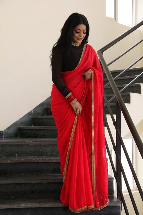 Tshirt Blouse Saree, Red Saree Black Blouse, Sangeet Saree, Black And Red Saree, Saree Bride, Full Sleeves Blouse Designs, Saree Ceremony, Plain Sarees, Designer Sari