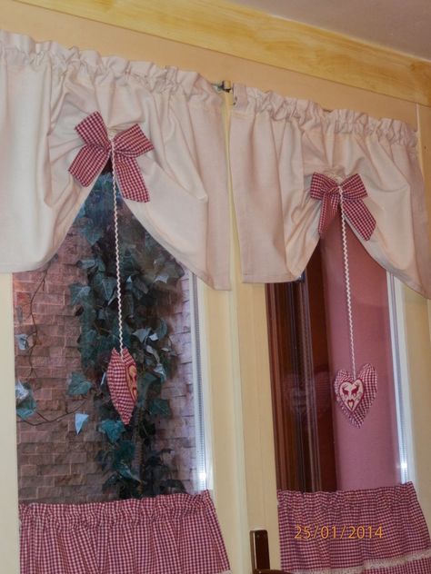 Amiche di ago: Tendine Country Cortinas Country, Rideaux Shabby Chic, Romantic Curtains, Shabby Chic Curtains, Country Curtains, Curtain Valance, Shabby Chic Kitchen, Window Valance, Diy Curtains