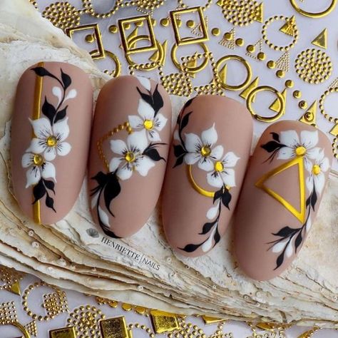 💅🏻Только Видео Мк💅🏻 on Instagram: "#Repost @henriettenails with @make_repost ・・・ Reklame // // Handpainted flowers & Fashion Stickers🌸😍 - How to🤩 Products from @magneticnailsdenmark / @magneticnaildesign #nail #nailart #naildesign #gelnails #nails2inspire #love #fun #nailsonpoint #nailtech #nailpro #nailaddict #nailswag #nailsonfleek #nailstagram #nailsofinstagram #nailsmagazine #pretty #girly #diamondnails #diamondnailart @getinspired_nailsbymagnetic @nails_in_stepsx @pepynb @pachanails Fashion Stickers, Tape Nail Art, Metallic Nail Art, Nail Art Designs Images, Diamond Nail Art, Unghie Nail Art, Nail Courses, Art Deco Nails, Flowers Fashion