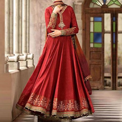 Nikah Theme, Lawn Dresses Designs, Long Lehenga, Weeding Themes, Orang India, Anarkali Frock, Lawn Dresses, Gown With Dupatta, Pakistani Formal Dresses