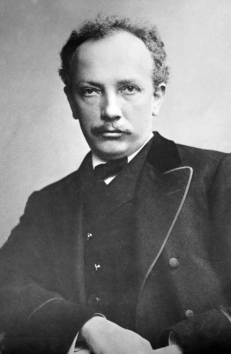 Richard Strauss (May 11, 1864 - September 8, 1949) German composer (known from the Wiener Philharmoniker). 20th Century Music, Herbert Von Karajan, Richard Strauss, Gustav Mahler, Classical Music Composers, Famous Composers, Vienna State Opera, Conservative Fashion, Garmisch Partenkirchen