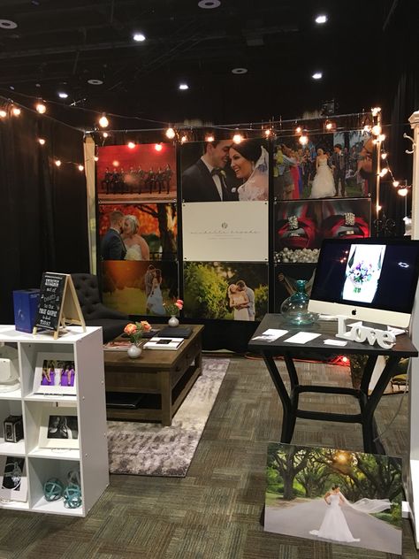 Bridal Show Expo Booths, Bridal Show Photography Booth Display, Photography Bridal Show Booth, Wedding Expo Booth Ideas Photographers, Bridal Expo Booth Ideas Wedding Vendors, Photographer Expo Booth, Photographer Booth Display, Stand Foto, Wedding Vendors Booth