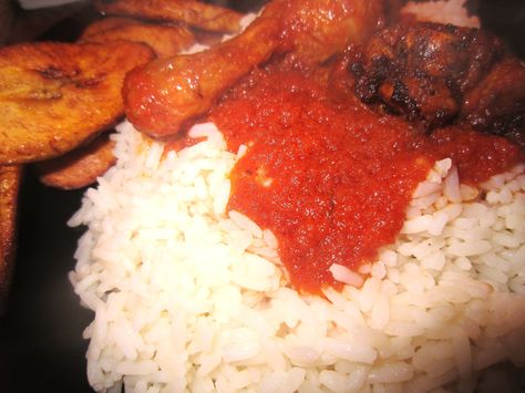 nigerian chicken stew and rice with dodo Nigerian Chicken Stew Recipe, Nigerian Chicken Stew, Stew And Rice, Nigerian Chicken, Soup Recipes Uk, Nigerian Foods, Fried Plantain, Rice And Chicken, Rice Side Dish Recipes