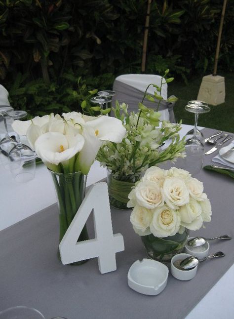 Table centre pieces Centre Pieces Ideas, Kersfees Idees, Calla Lily Flowers, Birthday Table Decorations, New Birthday, Boda Mexicana, Simple Baby Shower, White Wedding Bouquets, Cool Wedding Cakes