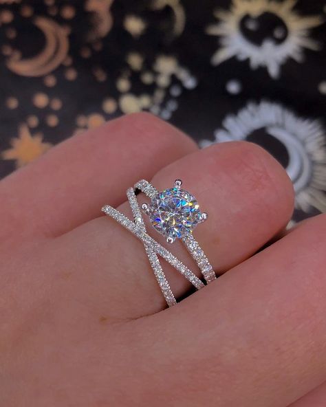 Timeless Classic Engagement Rings For A Sophisticated Bride ★ Fancy Cross, Gold Stacking Rings Wedding, Anniversary Surprise, Simple Diamonds, Simple Engagement Rings, Dream Engagement Rings, Rings For Girls, Surprise Gift, Elegant Ring