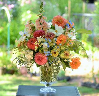 Zinnia Arrangements, Wedding Flowers Peach, Garden Wedding Flowers, Dahlias Wedding, Peach Wedding Flowers, Altar Flowers, Rose Bridal Bouquet, Wildflower Bouquet, Fresh Flowers Arrangements