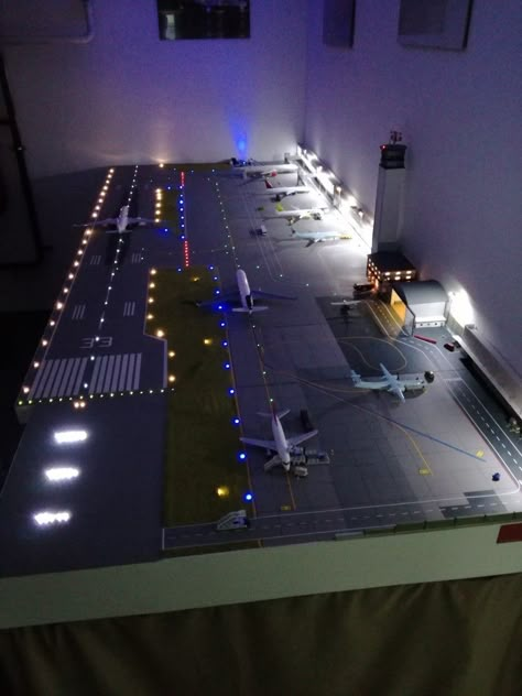 Airport Model Architecture, Diy Airport, Model Airplanes Display, Airport Diorama, Lego Airport, Lego Space Sets, Hot Wheels Room, Plane Photography, Hot Wheels Garage