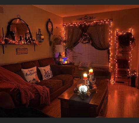 Halloween Decoration Living Room, Salon Halloween Decor, Maxamilist House, Western Living Room Decor, Fall Apartment Decor, Halloween Living Room, Fall House, Chill Room, Dream Apartment Decor