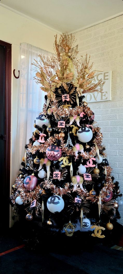 Black Christmas Tree Pink Decorations, Black White And Pink Christmas Tree, Rose Gold And Black Christmas Tree, Black Pink Christmas Tree, Black Christmas Tree With Pink Ornaments, Black And Pink Christmas Decor, Pink And Black Christmas Decor, Black And Pink Christmas Tree, Pink And Black Christmas Tree